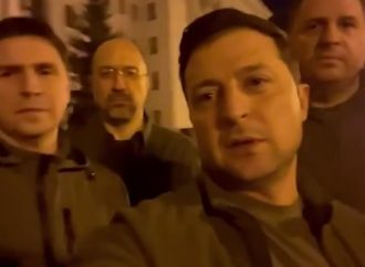 Presidenti Zelensky zotohet të mbrojë atdheun (Video)