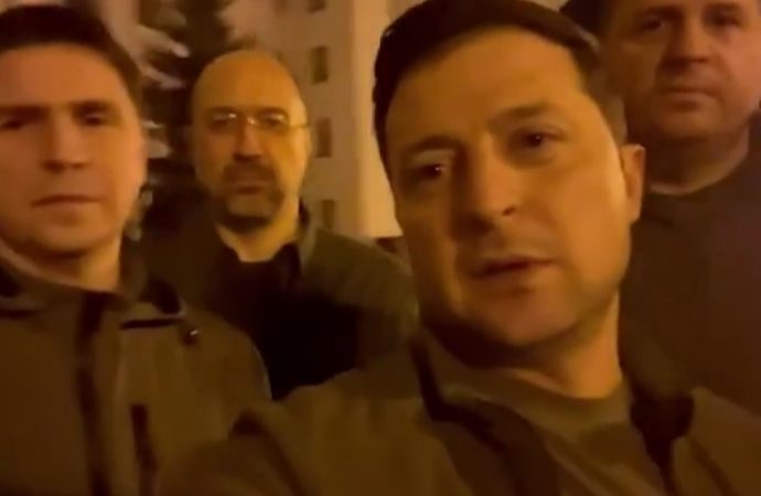 Presidenti Zelensky zotohet të mbrojë atdheun (Video)