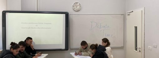 Zhvillohet debati studentor me temë “Mbyllja e platformave (TikTok, Snapchat) vs Edukimi për median dhe Informacionin”