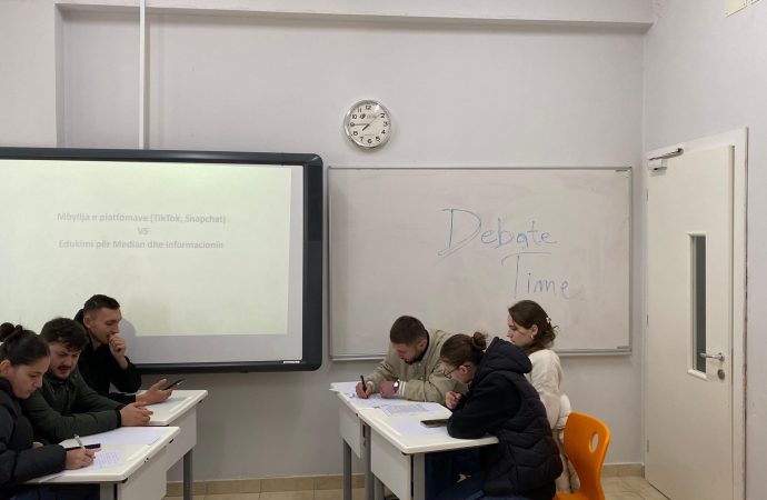 Zhvillohet debati studentor me temë “Mbyllja e platformave (TikTok, Snapchat) vs Edukimi për median dhe Informacionin”