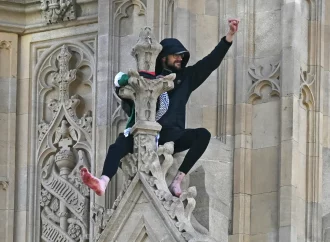 Një burrë u arrestua pasi u ngjit në Big Ben të Londrës me flamurin palestinez