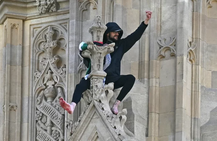 Një burrë u arrestua pasi u ngjit në Big Ben të Londrës me flamurin palestinez